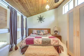 Auburn Cottage w/ Patios & Garden - 3 Mi to Town! - Værelse