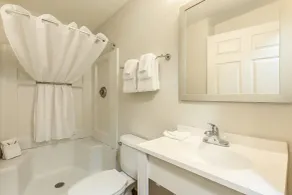 HomeTowne Studios by Red Roof Orlando - Casselberry - Salle de bain