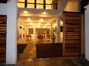 King's Marine B&B Surf Hotel - Entrée intérieure