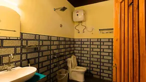 Undiscovered Mountains Hotel - Bathroom