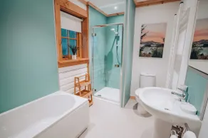 Merklands Wood Luxury Lodges - Bathroom