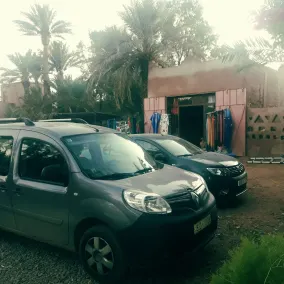 Auberge jnane dar diafa se trouve au centre de tamegrouteface de la bibiotheque - Jardines del alojamiento