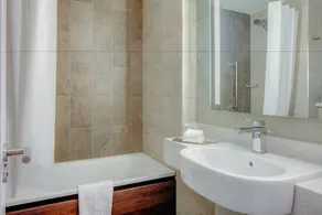 Hilton Edinburgh Carlton - Bathroom