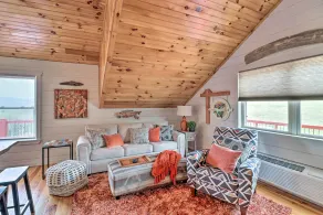 Cheery Pet-Friendly Studio w/ Shared Fire Pit - Innenbereich