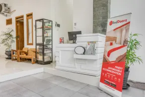 RedDoorz Syariah near Taman Pelangi Jogja 2 - Reception