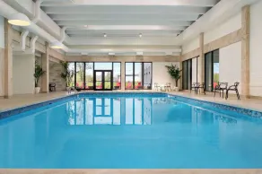 Ramada by Wyndham Cornwall - Piscine