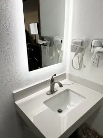 Super 8 by Wyndham Peoria - Salle de bain