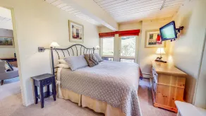 Laurelwood Condominiums 401 - Room
