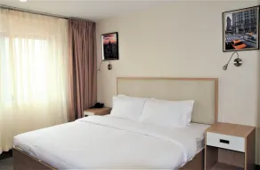 LIC Plaza Hotel - Chambre