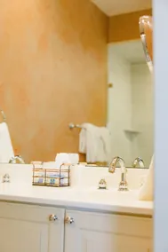 Oakmont Inn - Bathroom
