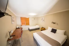 Cosmopolitan Motel & Serviced Apartments - Room