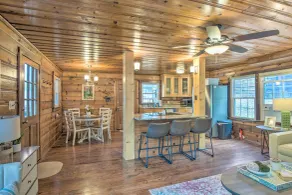 Screened Porch & Grill: Waterfront Landrum Cottage - Interiør