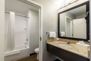 Econo Lodge Dayton North - Bathroom