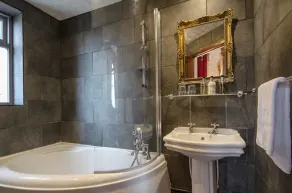 Dukes Folly Hotel - Bathroom