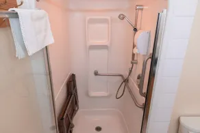 HI Banff Alpine Centre - Hostel - Bathroom