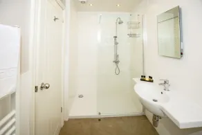Donington Park Farmhouse Hotel - Baño