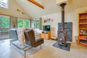 Cozy Hideaway on Key Peninsula w/ Serene Views! - Innvendig
