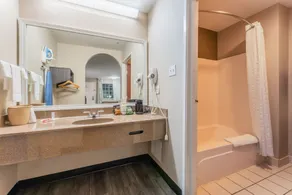 Super 8 by Wyndham Lake Charles Northeast - Salle de bain