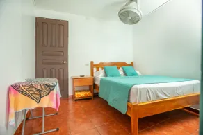 Hostal Nuevo Arenal downtown, private rooms with bathroom - Værelse
