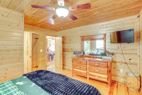 Fire Pit, Screened Deck: Riverfront Ozarks Cabin! - Innvendig