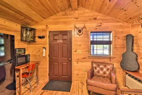 Rural Cabin Hideaway w/ Fire Pit & Mtn Views! - Interiör