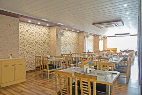 Spring Sky Mughalsarai By ShriGo Hotels - Restaurang