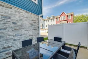 Near TBK Bank Sports Complex: Quad Cities Townhome - Interiör