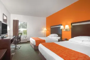 Howard Johnson by Wyndham Beckley - Room