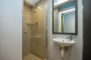 Island Club Hotel & Apartments - Bathroom
