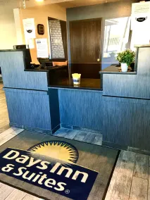 Days Inn & Suites by Wyndham Traverse City - Réception