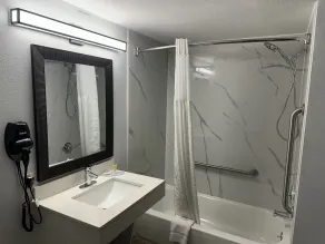 Super 8 by Wyndham Alexandria LA - Salle de bain