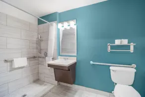 WoodSpring Suites Nashville Airport - Bathroom