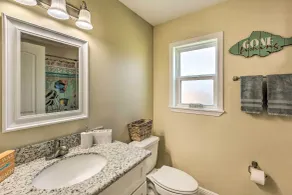 Gulf Breeze Getaway - 8 Mi to Pensacola Beach - Bathroom