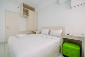 Comfy and Minimalist 1BR Patraland Urbano Apartment near Bekasi Station By Travelio - Zimmer