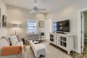 Nini's Cottage - Family-Friendly Pool Days and Cabana Nights Await - Wohnbereich