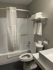 Super 8 by Wyndham Kirksville-University Area - Badrum