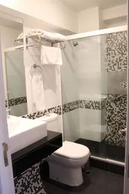 Guanako Rooftop Hostel - Bathroom