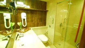 Sai Palace Hotel - Bathroom