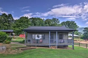 5 Mi to Downtown Morganton: Cabin on Horse Farm - Interior