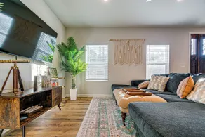 Artists Retreat w/ Deck! 5 Mi to Dtwn Durham - Interior