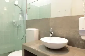 Maverick Apartments - Bathroom