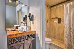 Ideally Located Vacation Rental Studio in Laredo! - Badrum