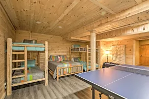 Quiet Cabin w/ Hot Tub ~ 15 Mi to State Parks! - Værelse