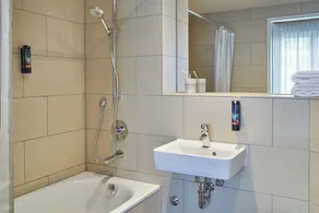 Holiday Inn - the niu, Fusion Hamburg St. Georg by IHG - Bathroom
