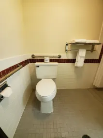Boarders Inn and Suites by Cobblestone Hotels - Ripon - Badezimmer