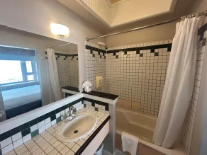 Bedford Regency Hotel, Trademark Collection by Wyndham - Bathroom