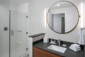 Fairfield by Marriott Inn & Suites Pensacola Pine Forest - Bathroom