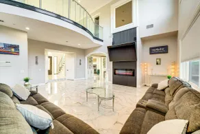 Expansive Riverside Mansion! Luxe, Family Friendly - Interiør