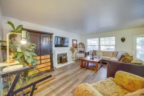 Family Home w/ Hot Tub! 2 Mi to Dtwn Riverside - Interior