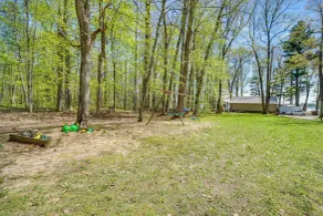 Stone Lake Cabin w/ Private Deck & Fire Pit! - Interiør